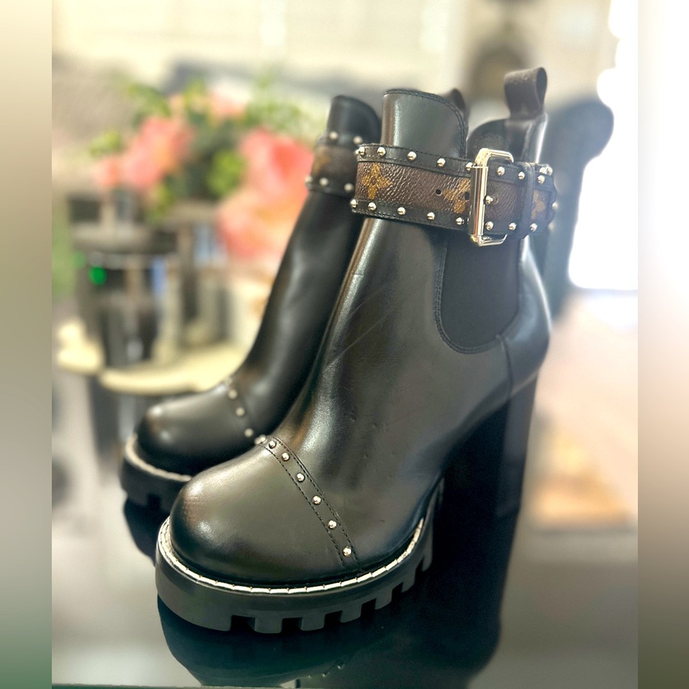 LV Heeled Ankle Boots Monogram Buckle - Picture 5 of 6